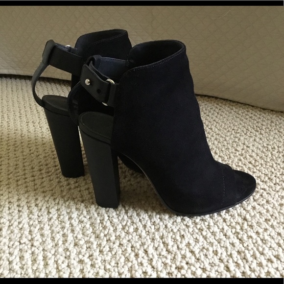VINCE “ADDISON “ suede ankle booties size 7 US . - Picture 5 of 10